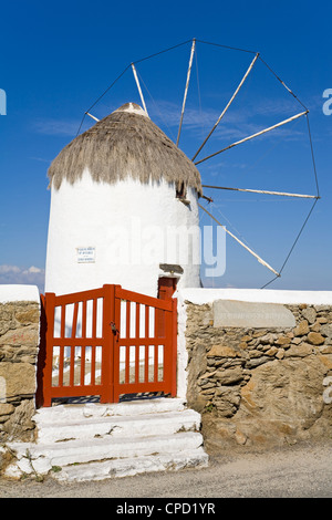 Il mulino a vento di Bonis presso il Museo del Folklore nella città di Mykonos, isola di Mykonos Cicladi, isole greche, Grecia, Europa Foto Stock