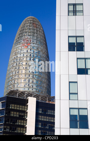 Torre Agbar grattacielo e il Novotel Hotel sulla Avenida Diagonal di Barcellona, in Catalogna, Spagna, Europa Foto Stock