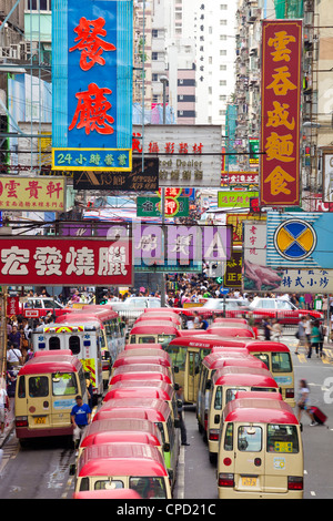 Scena di strada e mini bus station, Mong Kok, Kowloon, Hong Kong, Cina, Asia Foto Stock