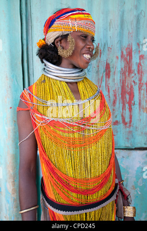Bonda tribeswoman indossando il tradizionale costume del tallone, Rayagader, Orissa, India Foto Stock