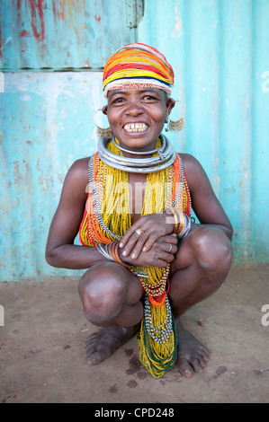 Bonda tribeswoman, sorridente, indossando il tradizionale costume del tallone, Rayagader, Orissa, India Foto Stock