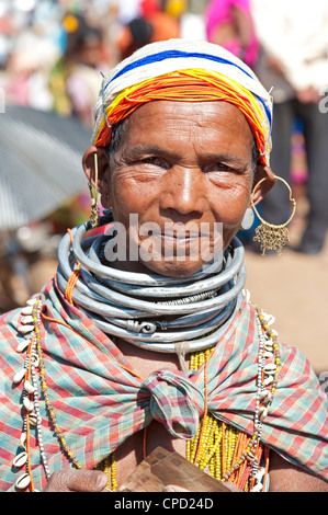 Sorridente Bonda tribeswoman indossando il cotone scialle, Rayagader, Orissa, India Foto Stock