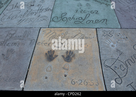 Mani e Piedi stampe, Manns (Graumans) Cinese Movie Theater di Hollywood Boulevard, Los Angeles, California, Stati Uniti d'America Foto Stock