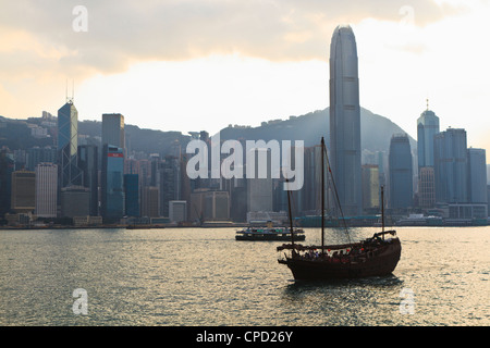 Star Ferry Crossing Victoria Harbour verso l'Isola di Hong Kong, due IFC torre sulla destra, Hong Kong, Cina, asis Foto Stock