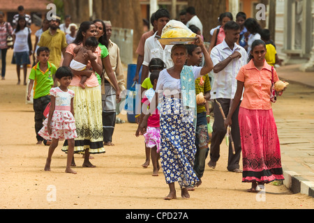 I devoti e le offerte vicino al Maha Devale buddista e un tempio indù, Kataragama, provincia di Uva, Sri Lanka Foto Stock