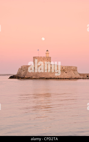 Rodi, un tramonto isola greca con la luna sulla Fortezza di San Nicola, porto di Mandraki, Rodi, Isola di Rodi, Grecia Foto Stock