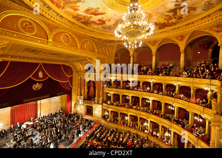 Opera di stato (Magyar Allami Operahaz) con Budapest Philharmonic Orchestra, Budapest, Ungheria Centrale, Ungheria, Europa Foto Stock