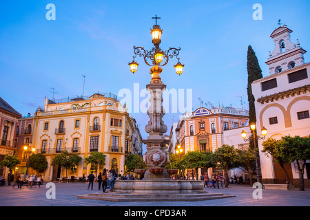 Europa Spagna Andalusia, Sevilla, Plaza Virgen de los Reyes al crepuscolo Foto Stock