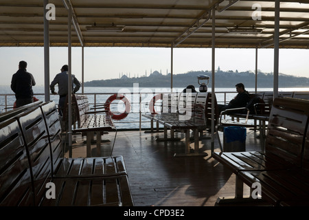Silhouette di quartiere di Sultanahmet dal traghetto, Istanbul, Turchia Foto Stock