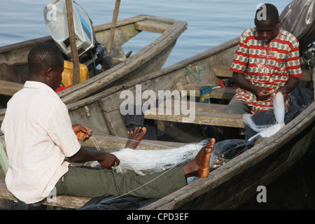 I pescatori nel lago Ganvie villaggio sul lago Nokoue, Benin, Africa occidentale, Africa Foto Stock