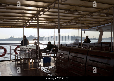 Persone che guardano la silhouette di un quartiere di Sultanahmet dal traghetto, Istanbul, Turchia Foto Stock
