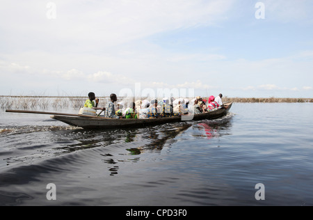 Barca nelle vicinanze lago Ganvie villaggio sul lago Nokoue, Benin, Africa occidentale, Africa Foto Stock