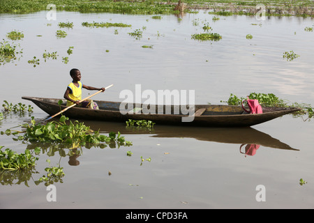 Barca nelle vicinanze lago Ganvie villaggio sul lago Nokoue, Benin, Africa occidentale, Africa Foto Stock