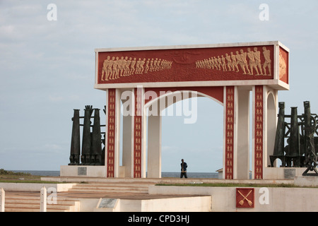 Punto di non ritorno monumento sulla Route des Esclaves, Ouidah, Benin, Africa occidentale, Africa Foto Stock