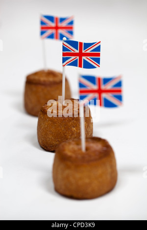 British pasticci di carne di maiale con union jack flag su sfondo bianco Foto Stock