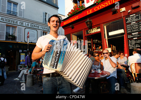 Busker in Montmartre, Parigi, Francia, Europa Foto Stock