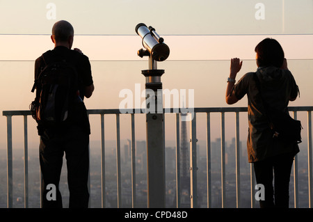 I turisti sulla cima della torre di Montparnasse, Parigi, Francia, Europa Foto Stock