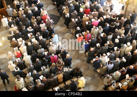 La Santa Messa nella chiesa di Saint-Eustache, Parigi, Francia, Europa Foto Stock