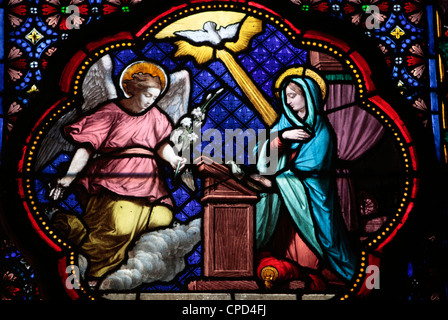 Annunciazione di Maria in vetro colorato in Sainte Clotilde chiesa, Parigi, Francia, Europa Foto Stock