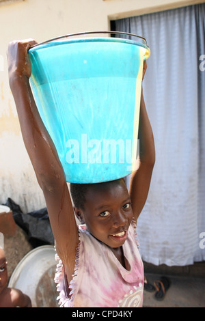 Bambino africano sponsorizzato da una ONG, a Lomé, Togo, Africa occidentale, Africa Foto Stock