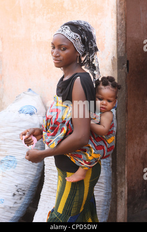 Donna africana che porta il suo bambino sulla schiena, Lomé, Togo, Africa occidentale, Africa Foto Stock