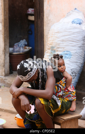 Donna africana che porta il suo bambino sulla schiena, Lomé, Togo, Africa occidentale, Africa Foto Stock