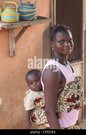 Donna africana che porta il suo bambino sulla schiena, Lomé, Togo, Africa occidentale, Africa Foto Stock