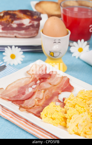 La prima colazione con uova strapazzate e bacon croccante Foto Stock