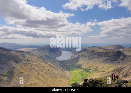 Walkers ammirando la vista su Wasdale e Wastwater dal grande timpano, montagna nel Lake District inglese Foto Stock