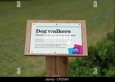 Comportamento del cane di cartello di avviso ai proprietari nel Parco Withdean Brighton Regno Unito rilasciato da Brighton e Hove City Council Foto Stock