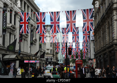 Union Jack Flag su Regent Street, Londra per celebrare il giubileo dorato della regina. Foto Stock