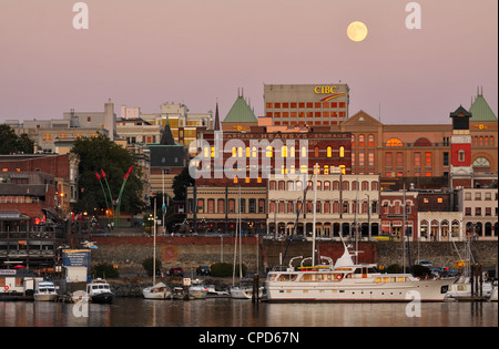 Full Moon Rising su Victoria skyline della città-Victoria, British Columbia, Canada. Foto Stock