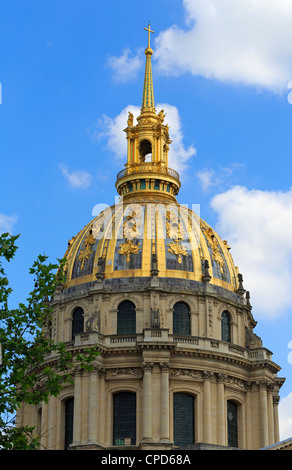 Chiesa Dome, costruito come una Chiesa reale da Luigi XIV. La cupola dorata sorge sopra la chiesa e l'Hotel des Invalides. Foto Stock