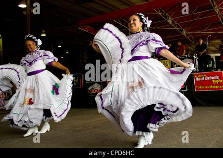 Ballet Folklorico performance di danza al Cinco de Mayo festival di Austin in Texas Foto Stock
