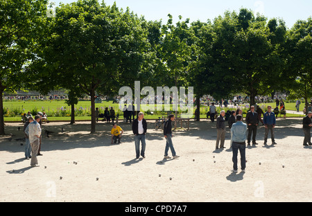 Parigi Francia - persone che giocano a bocce al Jardin Tuleries Foto Stock