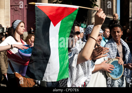 Parigi, Francia - palestinesi persone che giocano la musica tradizionale in strade Foto Stock