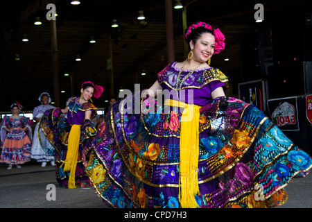 Ballet Folklorico performance di danza al Cinco de Mayo festival di Austin in Texas Foto Stock