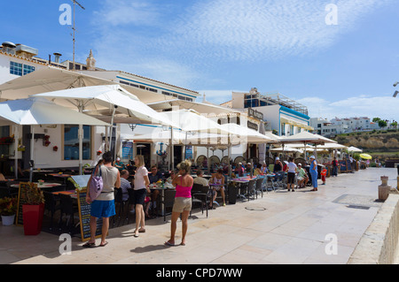 Ristoranti sul lungomare al di sopra di Praia dos isole Pescadores beach, Largo Cais Herculano, Albufeira Algarve Foto Stock