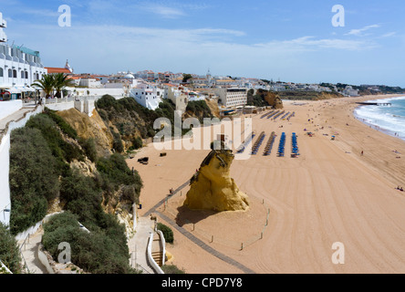 Vista su Praia dos Penedo spiaggia cittadina, Albufeira Algarve Foto Stock