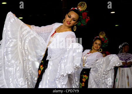 Ballet Folklorico performance di danza al Cinco de Mayo festival di Austin in Texas Foto Stock