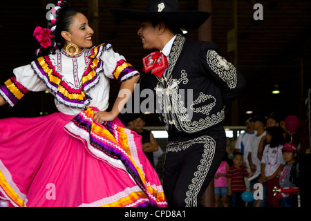 Ballet Folklorico performance di danza al Cinco de Mayo festival di Austin in Texas Foto Stock