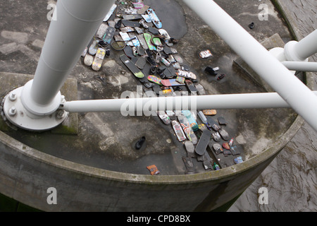 I rifiuti che è stato gettato su uno dei supporti per il Giubileo d oro Bridge di Londra Foto Stock