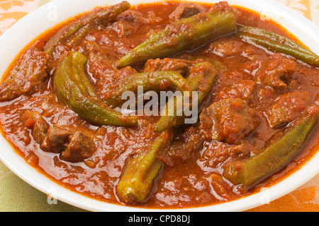 Bamya, egiziano di agnello e okra stufata Foto Stock