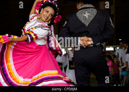 Ballet Folklorico performance di danza al Cinco de Mayo festival di Austin in Texas Foto Stock