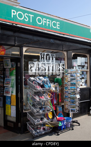 Post Office Shop a caldo con Pasties segno nella finestra Bude Cornwall Regno Unito Foto Stock