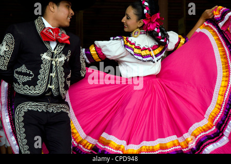 Ballet Folklorico performance di danza al Cinco de Mayo festival di Austin in Texas Foto Stock