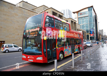 Red City sightseeing tour open top tour bus sotto la pioggia Glasgow Scotland Regno Unito Foto Stock