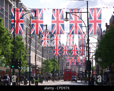 Vista lungo le linee di unione molte bandiere jack appesa sopra Oxford Street a Londra per il diamante della regina Giubileo 2012 Foto Stock