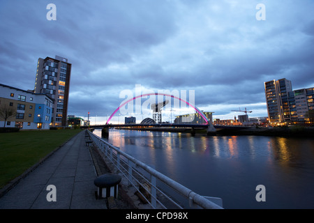Riverside marciapiede dalla Clyde Arc ponte sul fiume Clyde al crepuscolo in Glasgow Scotland Regno Unito Foto Stock