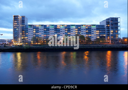 Lancefield Quay Apartments al tramonto su risviluppata fiume Clyde finnieston Glasgow Scotland Regno Unito Foto Stock